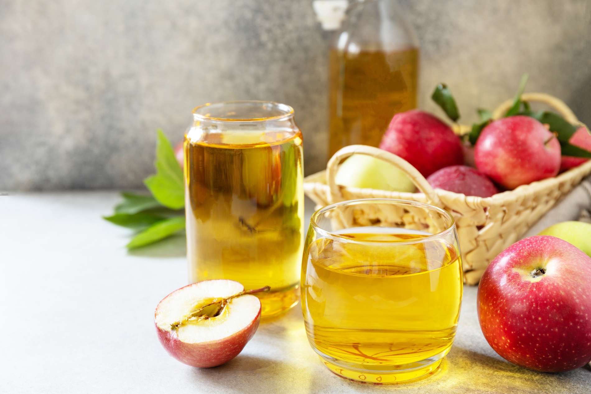 Apple cider vinegar and apples