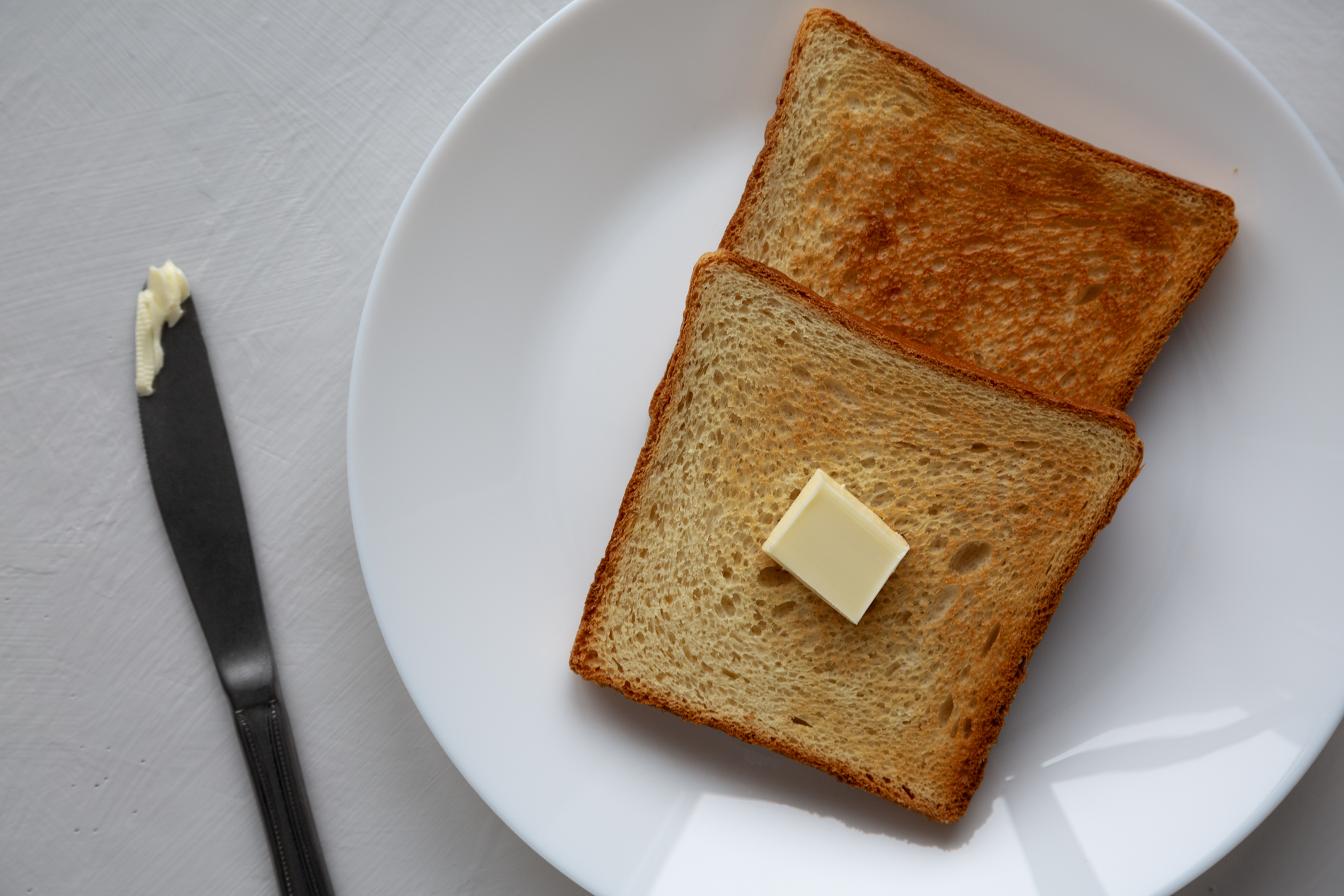 Toasted white bread with butter
