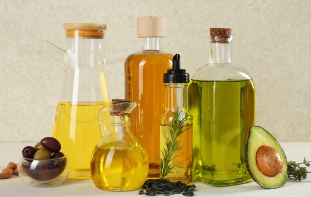 8 Oils Nutritionists Love and 3 They Avoid Like the Plague