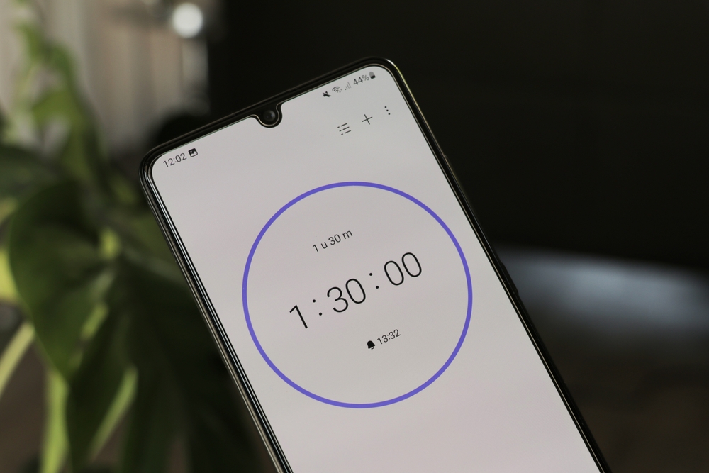 The "90-Second Delay" Rule