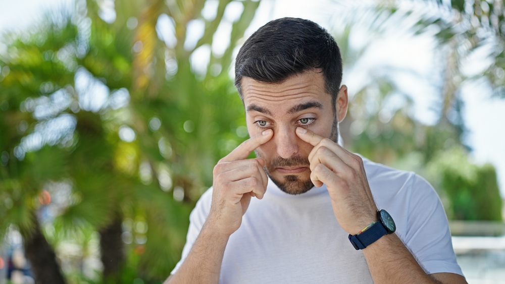 Eye Rolling (The "20/20" Reset)